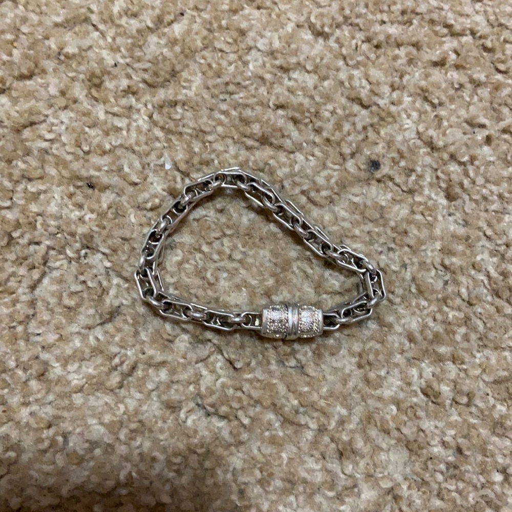 Magnetic locking bracelet